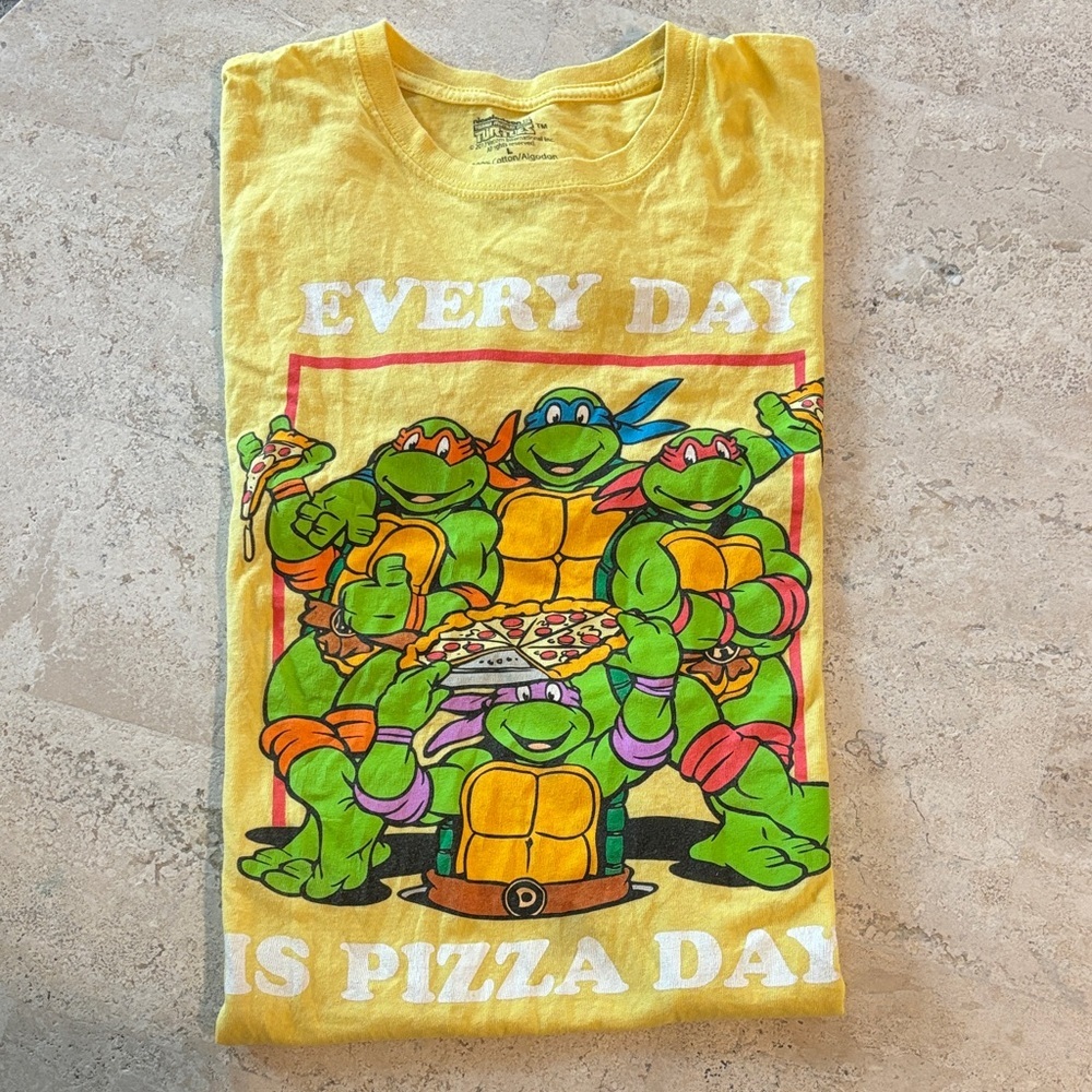 Ninja Turtles “every day is‎ pizza day” size Large Graphic Tee